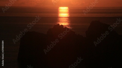 奄美大島の夏の夕日 黄金色に染まる海とリーフの海岸風景