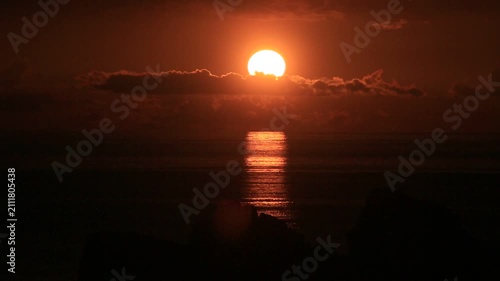 奄美大島の夏の夕日 黄金色に染まる海とリーフの海岸風景