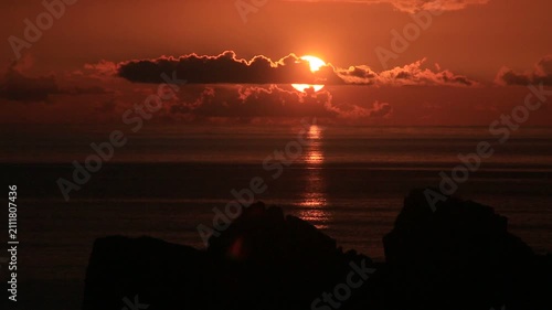 奄美大島の夏の夕日 黄金色に染まる海とリーフの海岸風景