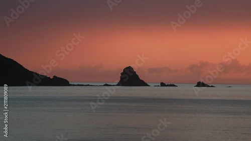 奄美大島の夏の夕日 黄金色に染まる海とリーフの海岸風景