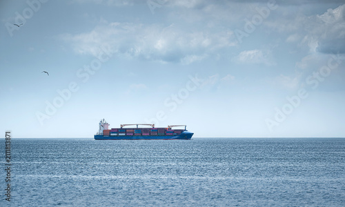 Fotografie industrial giant cargo ship. sailing on the high seas.