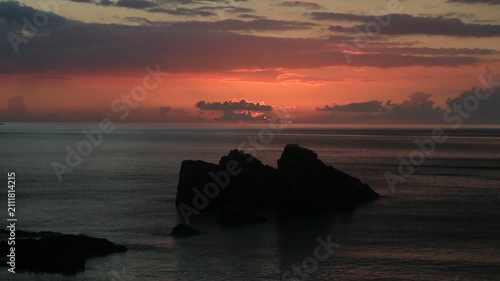 奄美大島の夏の夕日 黄金色に染まる海とリーフの海岸風景