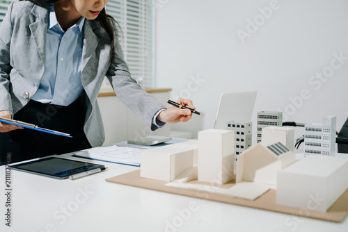 Quadro su tela Real estate broker agent presenting and consult to customer to decision making s