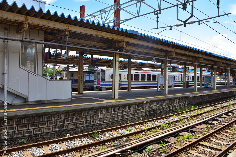 Obraz premium 新潟 JR信越本線直江津駅に停車中のHK100系電車