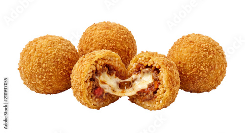 Foto Delicious arancini with gooey cheese filling, a classic Italian street food deli