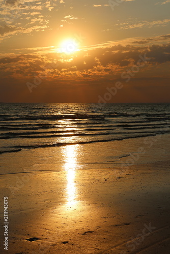 Coucher de soleil, plage de Sainte-Barbe à Plouharnel (Bretagne, Morbihan, France)