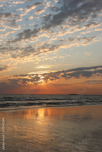 Coucher de soleil, plage de Sainte-Barbe à Plouharnel (Bretagne, Morbihan, France)