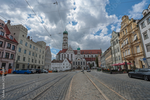 Augsburg, Stadtbummel in Augsburgs Prachtstrasse, Maximiliansstrasse, mit Blick auf die Basilika St. Ulrich und Afra, in der romantischen Schwabenstadt am Lech. Schwaben, Bayern, Deutschland.
