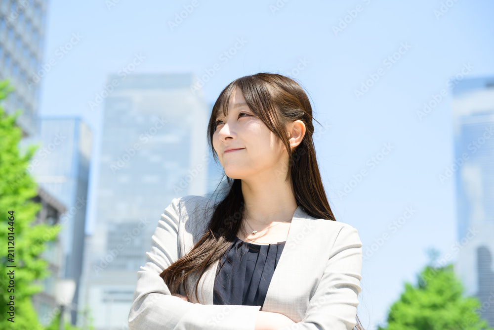 Fototapeta premium ビル街に立つ日本人女性