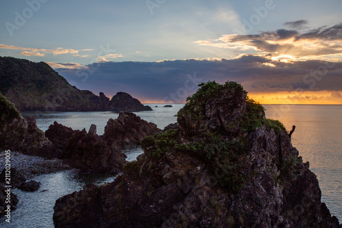 雲の隙間から光が差し込む奄美大島の夕景