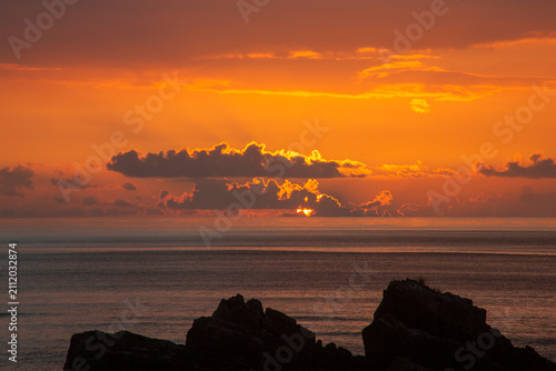 雲の隙間から光が差し込む奄美大島の夕景