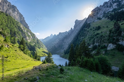 Tableau sur toile Fälensee im Alpstein mit Sonnenstrahlen am Abend – Abendstimmung im Appenzellerl