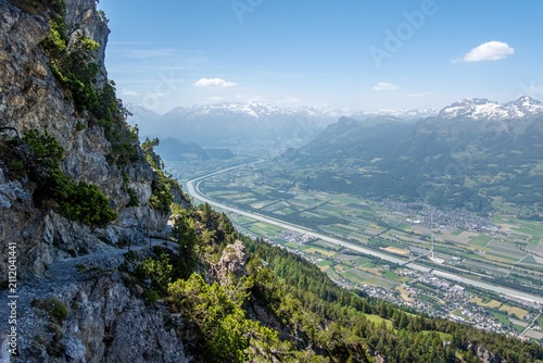 Blick ins Rheintal vom Fürstensteig – exponierter Wanderweg in Liechtenstein