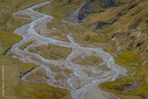 Greina-Ebene mit mäanderndem Fluss – geschwungener Gebirgsbach auf der Hochebene, Graubünden