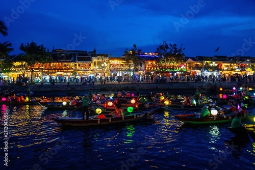 Beleuchtete Boote in Hội An bei Nacht – bunte Laternenboote auf dem Thu-Bồn-Fluss, Vietnam