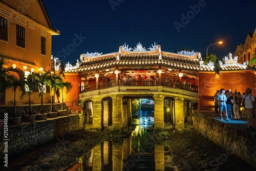 Beleuchtete Brücke in Hội An bei Nacht – bunte Laternen über dem Thu-Bồn-Fluss, Vietnam