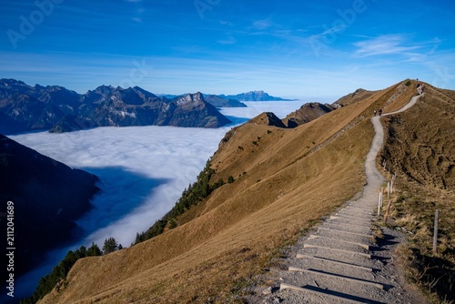 Obraz na płótnie Wanderung vom Klingenstock zum Fronalpstock im Herbst – Gratwanderung über dem N