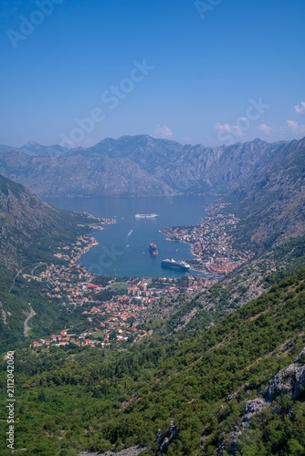 Fotografie Bucht von Kotor von oben bei Sonnenuntergang – Panoramablick über den Fjord und