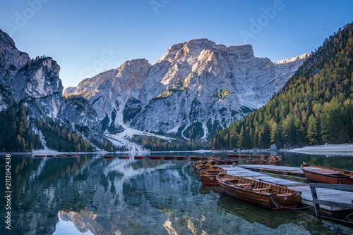 Canvastavla Pragser Wildsee in den Dolomiten – Lago di Braies mit Bergkulisse, Südtirol, Ita