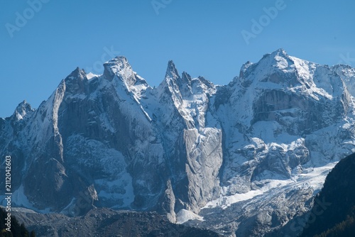 Blick auf schneebedeckte Berge von Soglio im Bergell – Panorama der Sciora-Gruppe, Graubünden