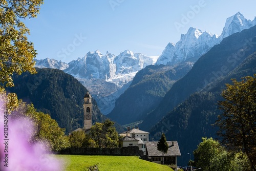 Soglio im Bergell mit Kirche und schneebedeckten Bergen – Blick auf die Sciora-Gruppe, Graubünden
