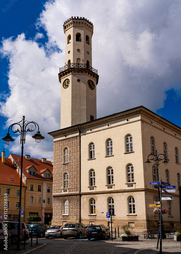 Fototapeta premium 2025-09-03; Historic town hall building with a tall white clock tower. Bystrzyca Klodzka. Poland.