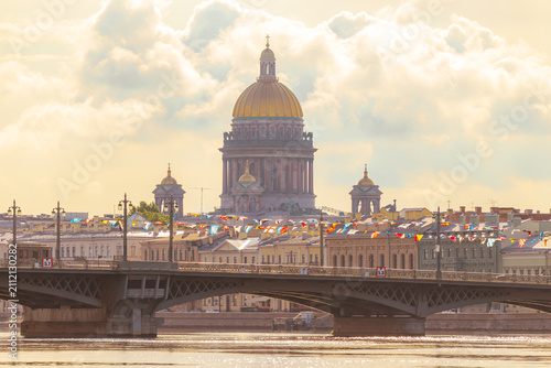Foto St Isaac's Cathedral, the Neva River and the Annunciation Bridge at dawn