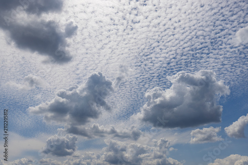 Foto Multi-layered sky with altocumulus and cumulus clouds — dramatic cloudscape, sum