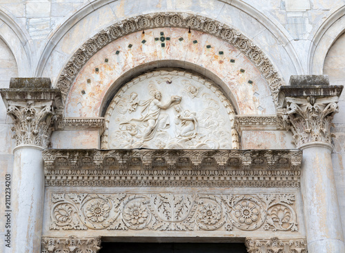 Obraz na płótnie Lucca - The detail of relief of Coronation of Virgin Mary over the main potal of church Chiesa di Santa Maria Fortisportam by unknown artist