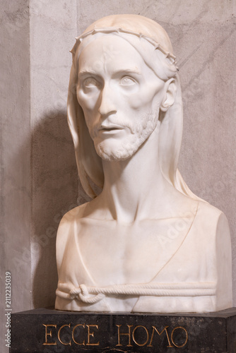 Valokuva PIETRASANTA, ITALY - JUNE 24, 2026: The marble bust of Jesus with the crown of t