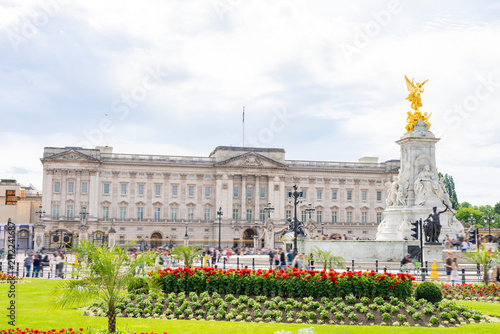 ロンドンのバッキンガム宮殿とヴィクトリア女王記念碑の花壇風景