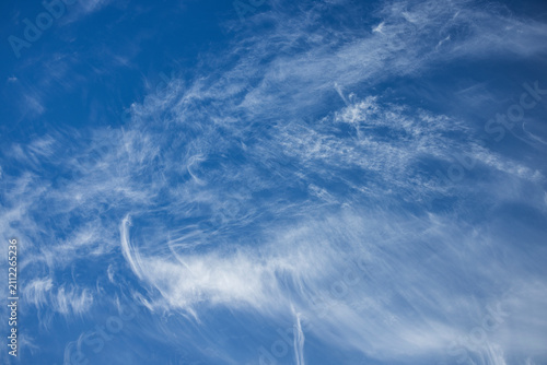 Cyrruswolken vor blauem Himmel