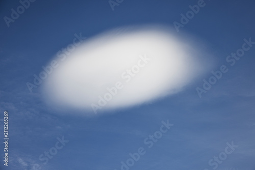 Einzelne Lenticularis-wolke vor blauem Himmel