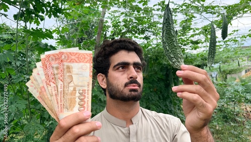 Foto A fan of Pakistani 5000 Rupee currency notes, the highest denomination banknote currently in circulation in Pakistan, symbolizing financial value and economic significance