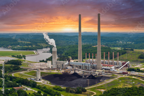 Fotografía Modern Power Plant with Cooling Towers and Industrial Energy Production