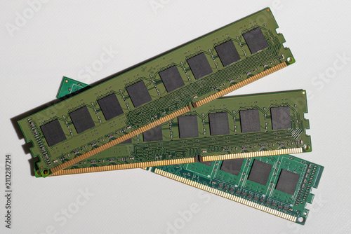 デスクトップパソコン用メモリを並べたテクノロジー素材