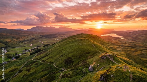 Foto Dramatic sunset over lush green hilltop