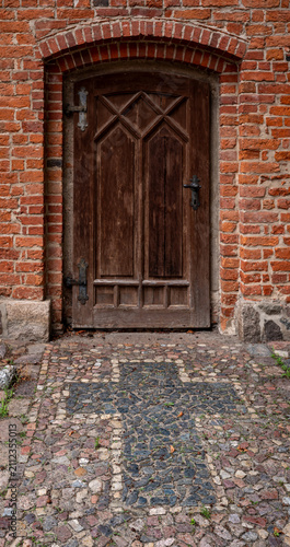 Konstfotografi Historic wooden side door of the Heilig-Geist Church in Wittstock, Germany