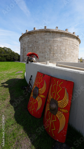 Canvastavla mausoleo lucio munazio planco gaeta