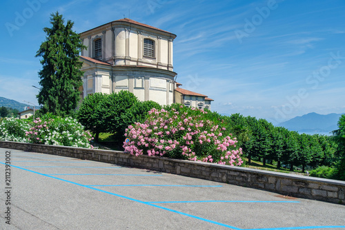 Canvastavla Colossus of San Carlo Borromeo statue and Baroque church on hillside in Arona, L