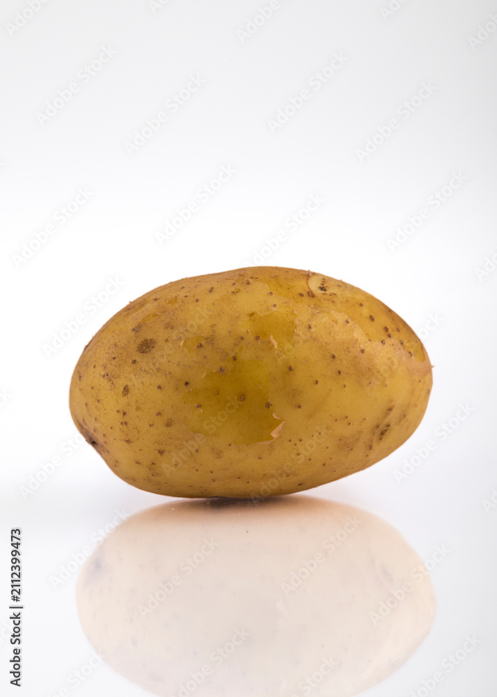 Fototapeta premium Potato isolated on white background with reflection and copyspace.