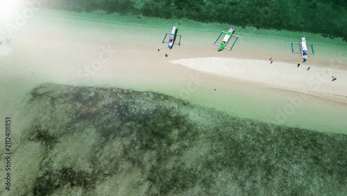 Foto Drone perspective of Gili Kere Indonesia showing sand tongue and clear lagoon wa