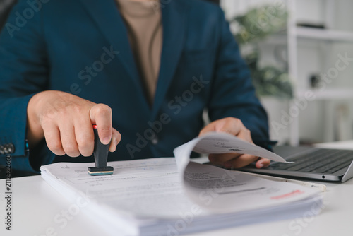 Foto Business contract document stamping with approval seal, agreement verification, official paperwork process, legal compliance and corporate documentation concept