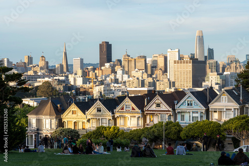 Painted Ladies Victorian houses with San Francisco skyline