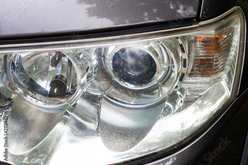 Foto Close-up of a clean modern car halogen headlight outdoors