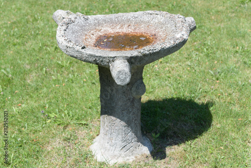 Bild auf Leinwand rustic birdbath