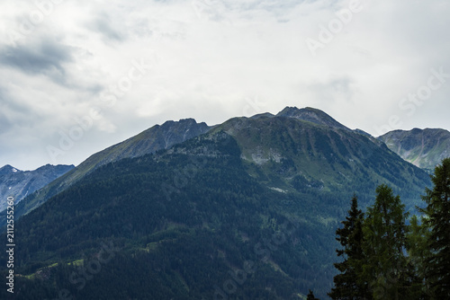 Fotografie Mountain Peaks and Forested Slopes under Cloudy Sky, Austria, Tyrol, Braunschwei