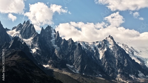 Foto Aiguilles de Chamonix dans le massif du Mont-Blanc sous un ciel nuageux