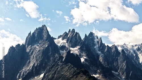 Bild auf Leinwand Aiguille du Midi et sommets escarpés du massif du Mont-Blanc à Chamonix