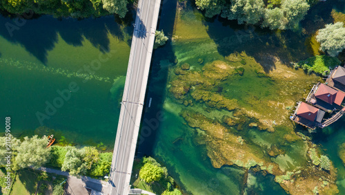 Foto Top down aerial view of bridge over turquoise Una river in Bosnia and Herzegovin